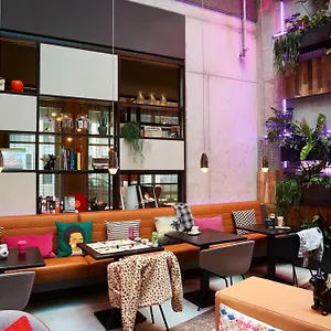 Moxy Brussels Center מלון